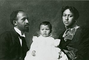 Archivo:W.E. B. DuBois with his wife Nina and daughter Yolande NYPL
