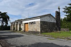 A Veiga do Pumar, Momán, Cospeito - escola e capela.jpg