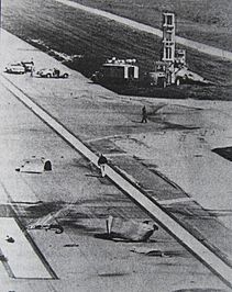 Archivo:American Airlines Flight 191（N110AA）wreckage on runway