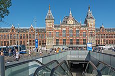Archivo:Amsterdam Centraal - panoramio - Nikolai Karaneschev (1)