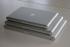 Archivo:Apple MacBookPros 13-15-17 stacked 08-2009