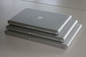 Archivo:Apple MacBookPros 13-15-17 stacked 08-2009