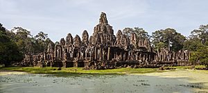 Archivo:Bayon, Angkor Thom, Camboya, 2013-08-17, DD 37