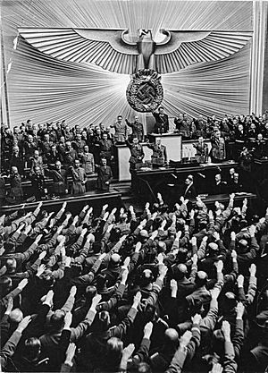 Archivo:Bundesarchiv Bild 183-2004-1001-501, Berlin, Reichstagssitzung, Adolf Hitler