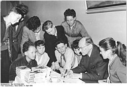 Archivo:Bundesarchiv Bild 183-63209-0002, Berlin, Jugendstunde, Ludwig Renn