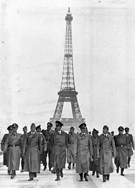 Archivo:Bundesarchiv Bild 183-H28708, Paris, Eiffelturm, Besuch Adolf Hitler
