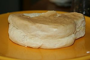 Archivo:Coco bread on yellow plate