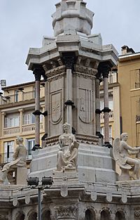Cos central del monument als furs, Pamplona.JPG