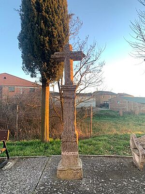 Archivo:Cruz de piedra frente a la iglesia de Santa Inés con la inscripción "Año de 1779".