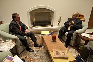 Archivo:Defense.gov News Photo 120723-D-TT977-017 - Deputy Secretary of Defense Ashton B. Carter meets with former Indian Ambassador to the U.S. Naresh Chandra in Delhi India on July 23 2012. India