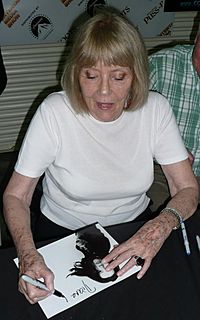 Archivo:Diana Rigg signing an autograph in 2011