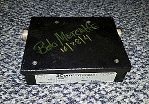 Archivo:Early Ethernet connector - signed by Bob Metcalfe