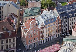 Archivo:Edificios en la Plaza del Mercado, Riga, Letonia, 2012-08-07, DD 02