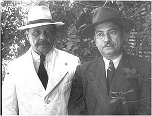 Archivo:El Maestro Francisco Gavidia acompañado del Escritor Juan Felipe Toruño