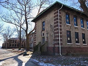 Archivo:Ellis Island Immigrant Hospital - Island 3 Exterior