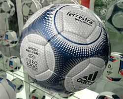 Archivo:Euro 2000 ball