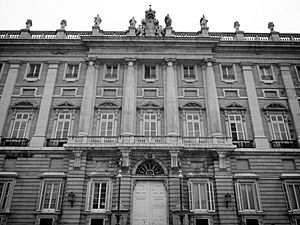 Archivo:Facade of Royal Palace of Madrid from Plaza de Oriente myspanishexperience com