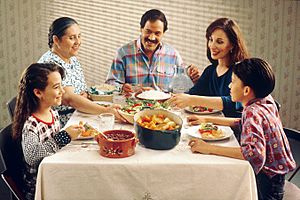 Archivo:Family eating meal