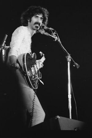 Archivo:Frank Zappa, Theatre de Clichy, Paris, 1971
