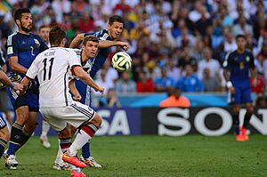 Archivo:Germany and Argentina face off in the final of the World Cup 2014 12