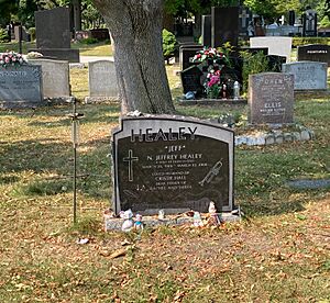 Archivo:Grave of Norman Jeffrey Healey (1966–2008) at Park Lawn Cemetery, Toronto