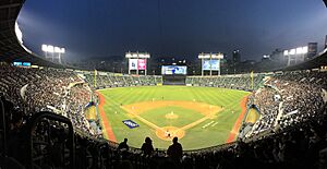 Archivo:Jamsil Baseball Stadium panorama (April 28 2017)