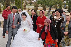 Archivo:Jeunes Mariés dans le parc dAk Saray (Shahrisabz) (6018352949)