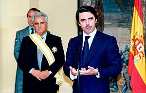 Archivo:José María Aznar impone al diputado Enrique Múgica la Gran Cruz de la Orden de Isabel la Católica. Pool Moncloa. 12 de mayo de 1999