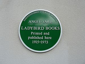Archivo:Ladybird Books green plaque, Angel Yard, Loughborough 01