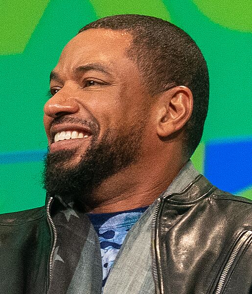 Laz Alonso 2022 (cropped)