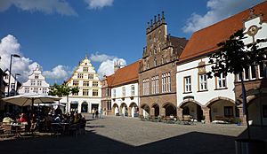 Archivo:Lemgo - Marktplatz mit Rathaus