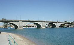 Archivo:London Bridge, Lake Havasu, Arizona, 2003