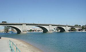 Archivo:London Bridge, Lake Havasu, Arizona, 2003