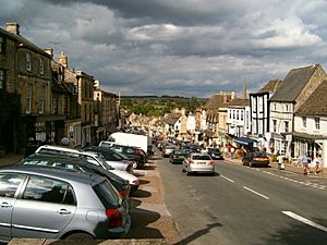 Archivo:Main Street in BurfordOxfordshire, UK