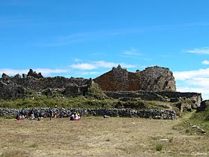 Archivo:Marcahuamachuco- Plaza Principal (Sector El Castillo)