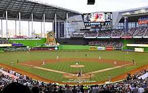 Archivo:Marlins First Pitch at Marlins Park, April 4, 2012 (cropped)