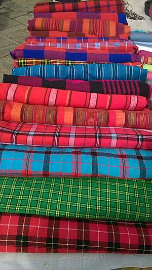 Archivo:Masaai blankets at the Maasai market. Nairobi Kenya