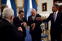 Archivo:Netanyahu and Mubarak checking their watches