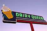 Archivo:Ottawa neon Dairy Queen sign