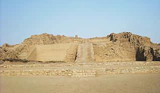 Archivo:Pachacamac - Pirámide con rampa