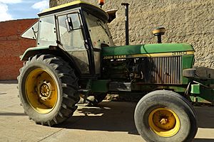 Archivo:Pajares de la Lampreana, tractor John Deere 3150