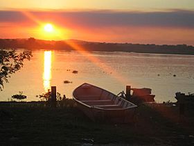 Archivo:Paraguay - Sunset and boat