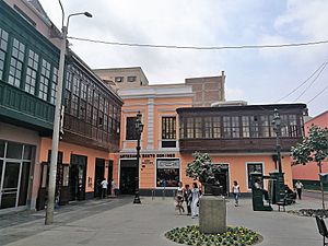 Archivo:Plazoleta de Santo Domingo, LIma