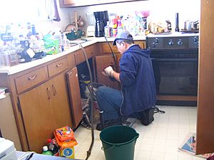 Archivo:Plumber at work