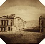 Archivo:Recreation of 1st daguerreotype in Spain -1839- casa Xifre and Llotja de Mar -Barcelona