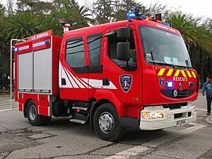 Archivo:Renault 220 DXi Midlum 2012 (9638131699)