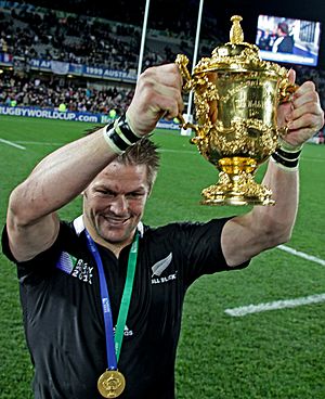 Archivo:Richie McCaw and the Webb Ellis cup after the Rugby World Cup final 2011