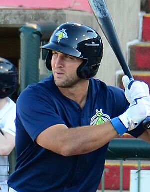 Archivo:Tim Tebow on May 15, 2017 (cropped)