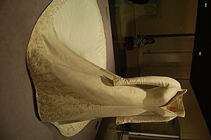 Archivo:Wedding Gown used by Queen Letizia - Palacio Real de Aranjuez - Museo de la Vida en Palacio (2566149714)