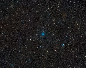 Archivo:Wide-field view of the region of the sky where HR 6819 is located